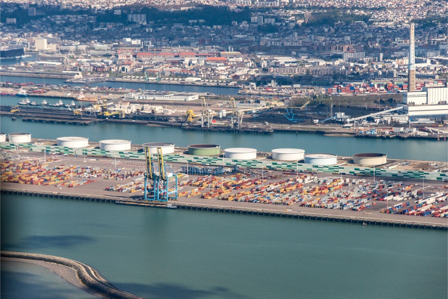 vue aérienne du port du Havre et des réservoirs de pétrole en France