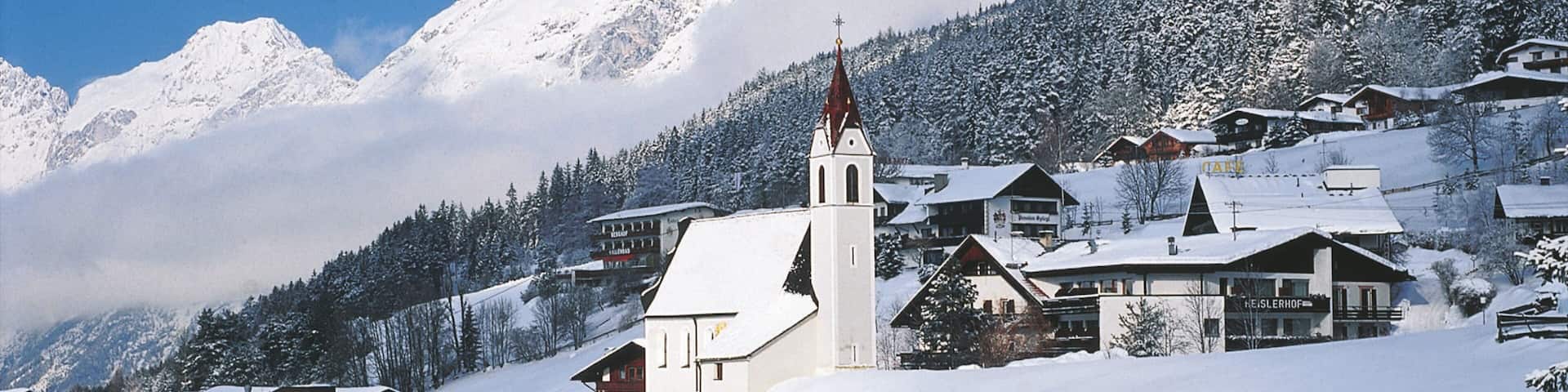 Seefeld au Tyrol mettant en vedette neige, église ou cathédrale et petite ville ou village