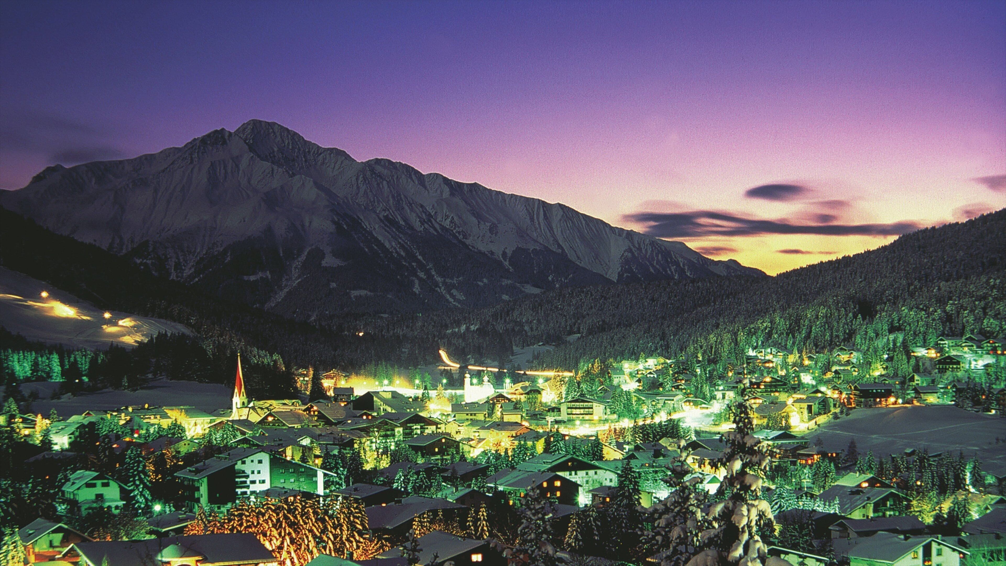 Seefeld in Tirol inclusief nachtleven, een stad en een zonsondergang