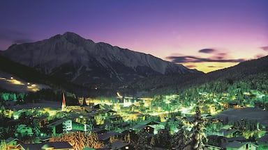 Seefeld in Tirol johon kuuluu yökuvat, lunta ja auringonlasku