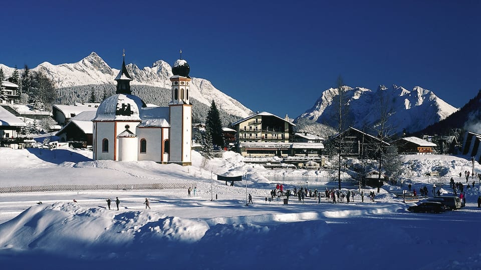 Seefeld in Tirol ofreciendo montañas, una iglesia o catedral y nieve