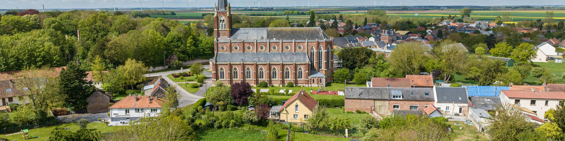 Le Quesnel, Somme, Picardie, le village et l'église Saint-Léger.