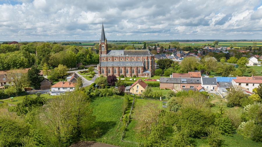 Le Quesnel, Somme, Picardie, le village et l'église Saint-Léger.