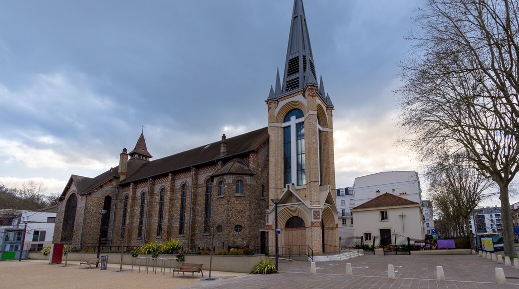 Vue extérieure de l'église catholique Notre-Dame-de-Lourdes à Chaville, France