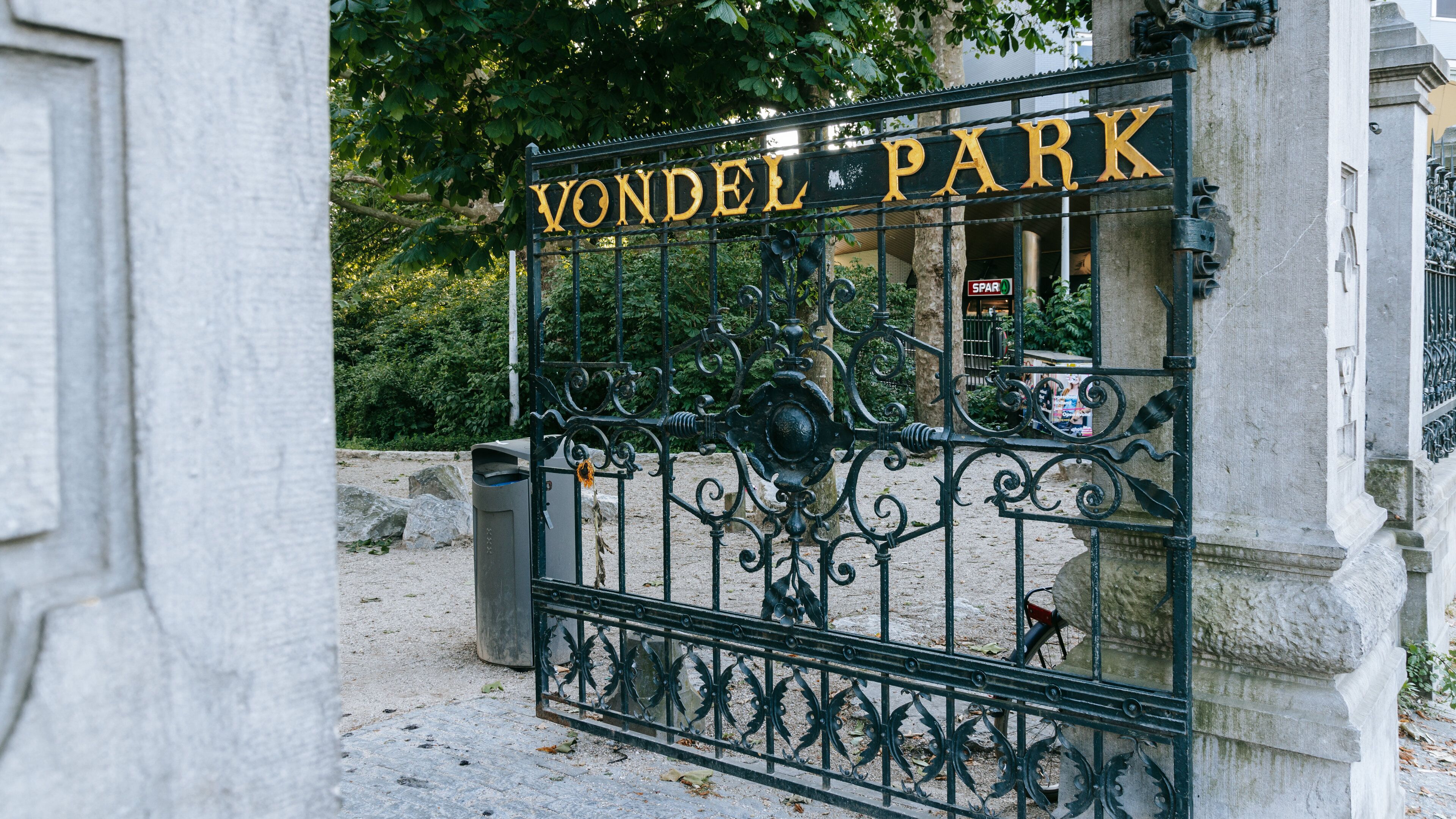 A wrought iron gate with the inscription "VONDEL PARK" in gold lettering.