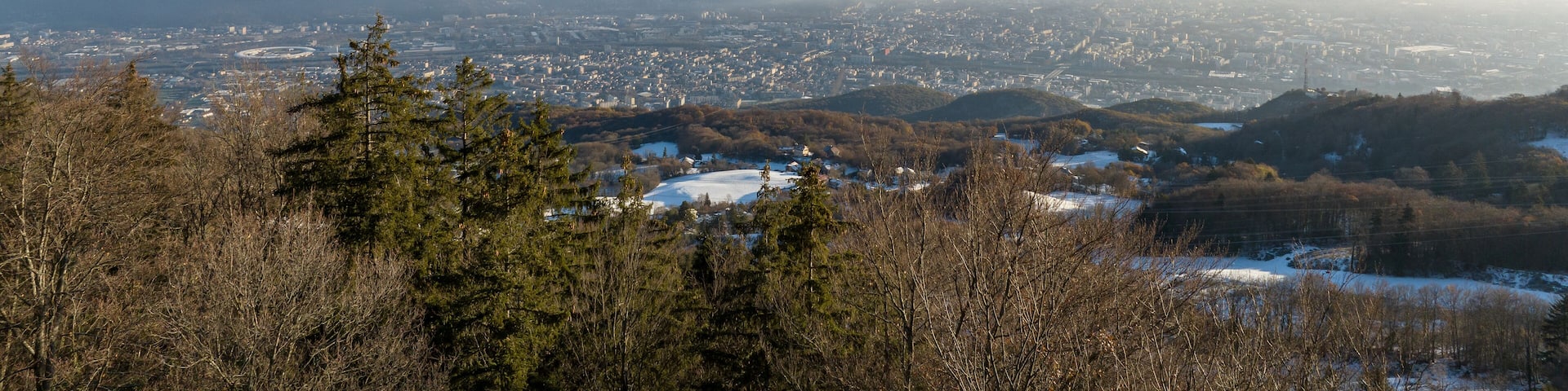 Ville entre les montagnes