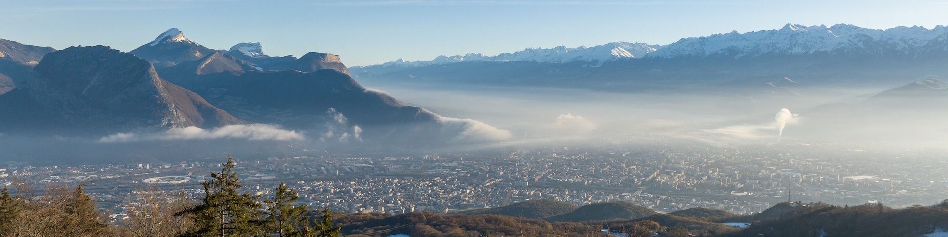 Ville entre les montagnes