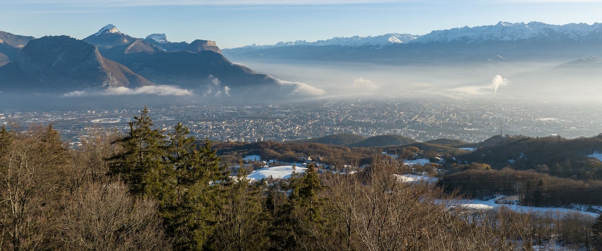 Ville entre les montagnes