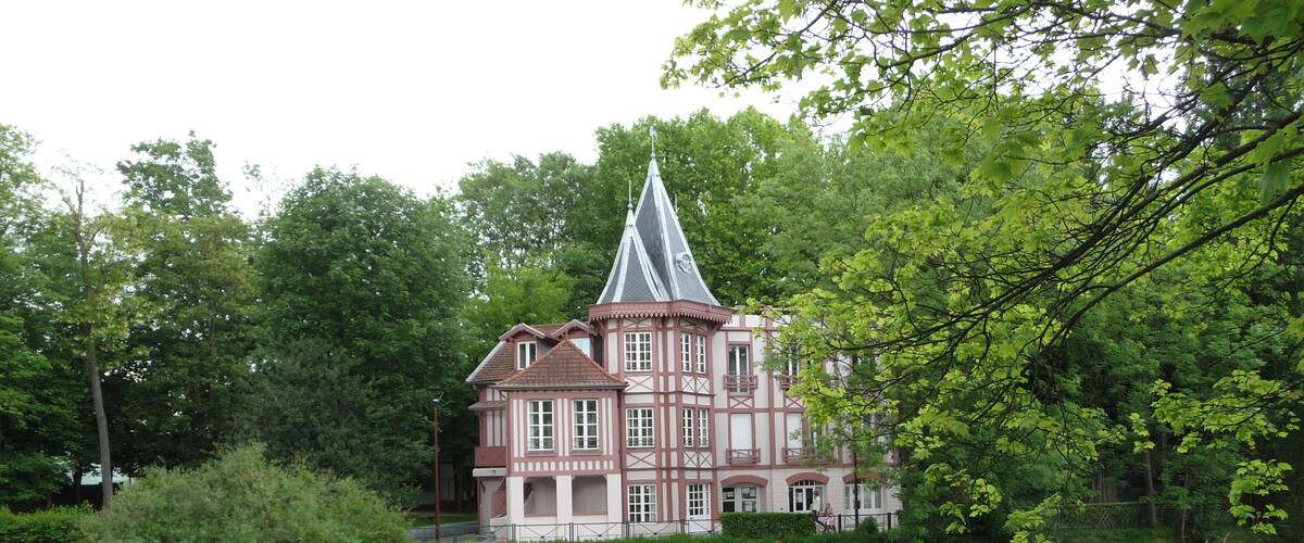Building on the Île Fanac (Fanac Island); Marne River at Joinville-le-Pont, Val-de-Marne, France.