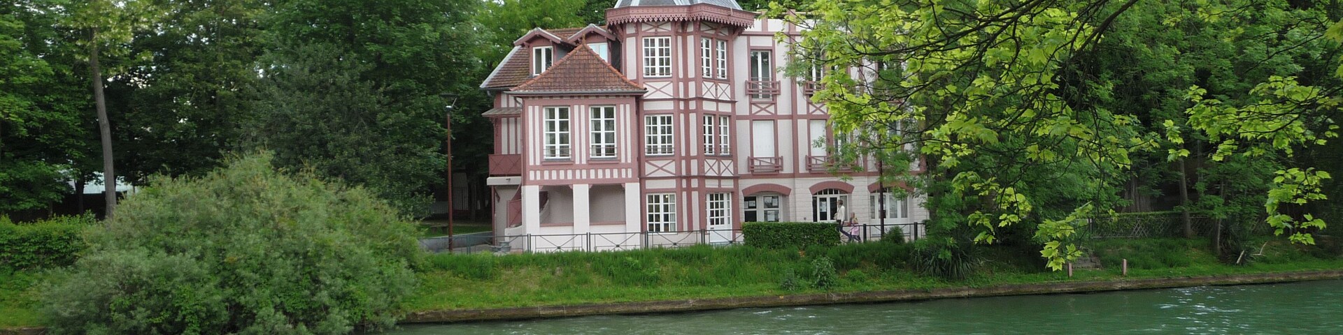 Building on the Île Fanac (Fanac Island); Marne River at Joinville-le-Pont, Val-de-Marne, France.