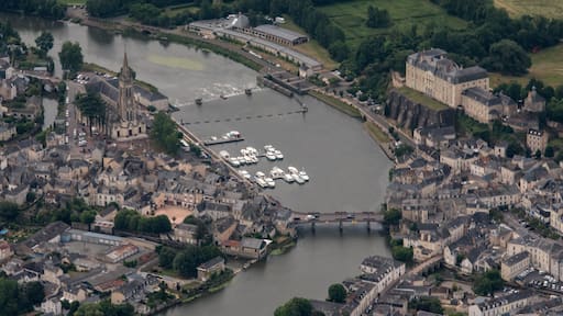 Vue aérienne de Sablé sur Sarthe et de son chateau en France