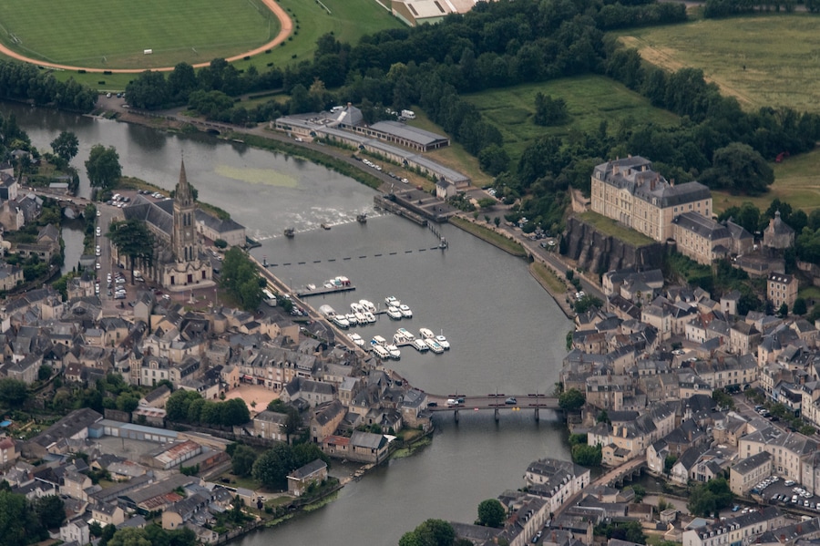 Vue aérienne de Sablé sur Sarthe et de son chateau en France