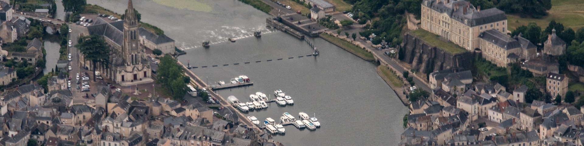 Vue aérienne de Sablé sur Sarthe et de son chateau en France