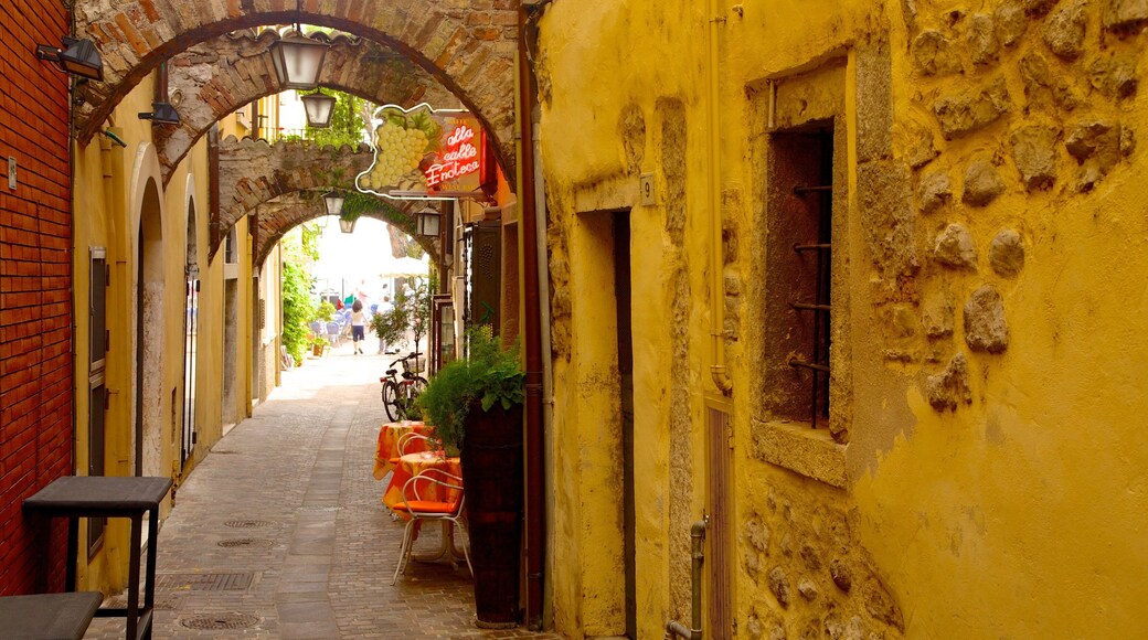 Garda fasiliteter samt liten by eller landsby og gatescener