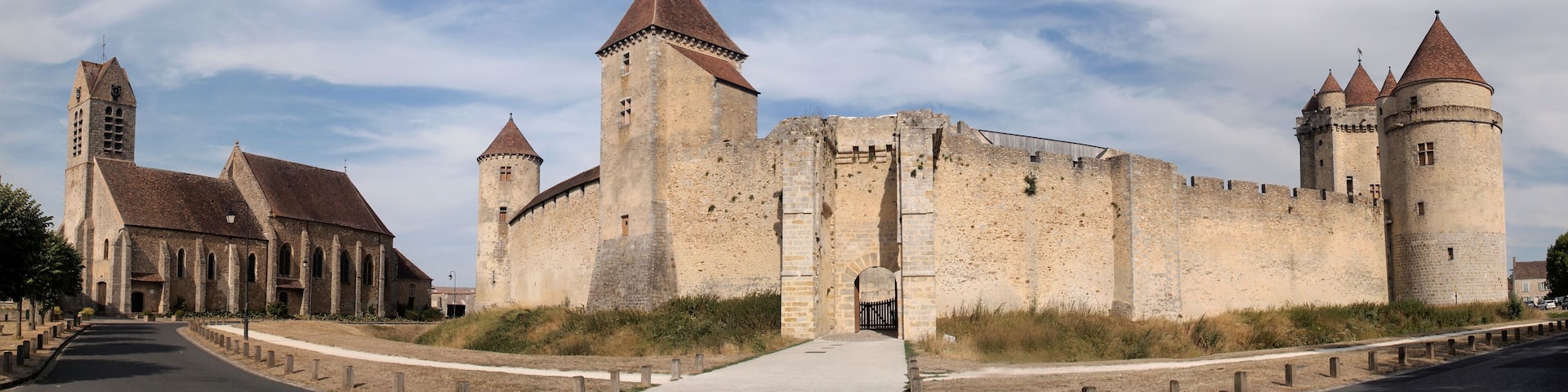 Château et église de Blandy-les-Tours. Ile-de-France. France