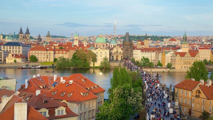 Prag das einen Fluss oder Bach und Stadt