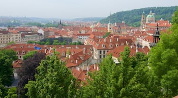 Malá Strana mostrando una ciudad y vistas de paisajes