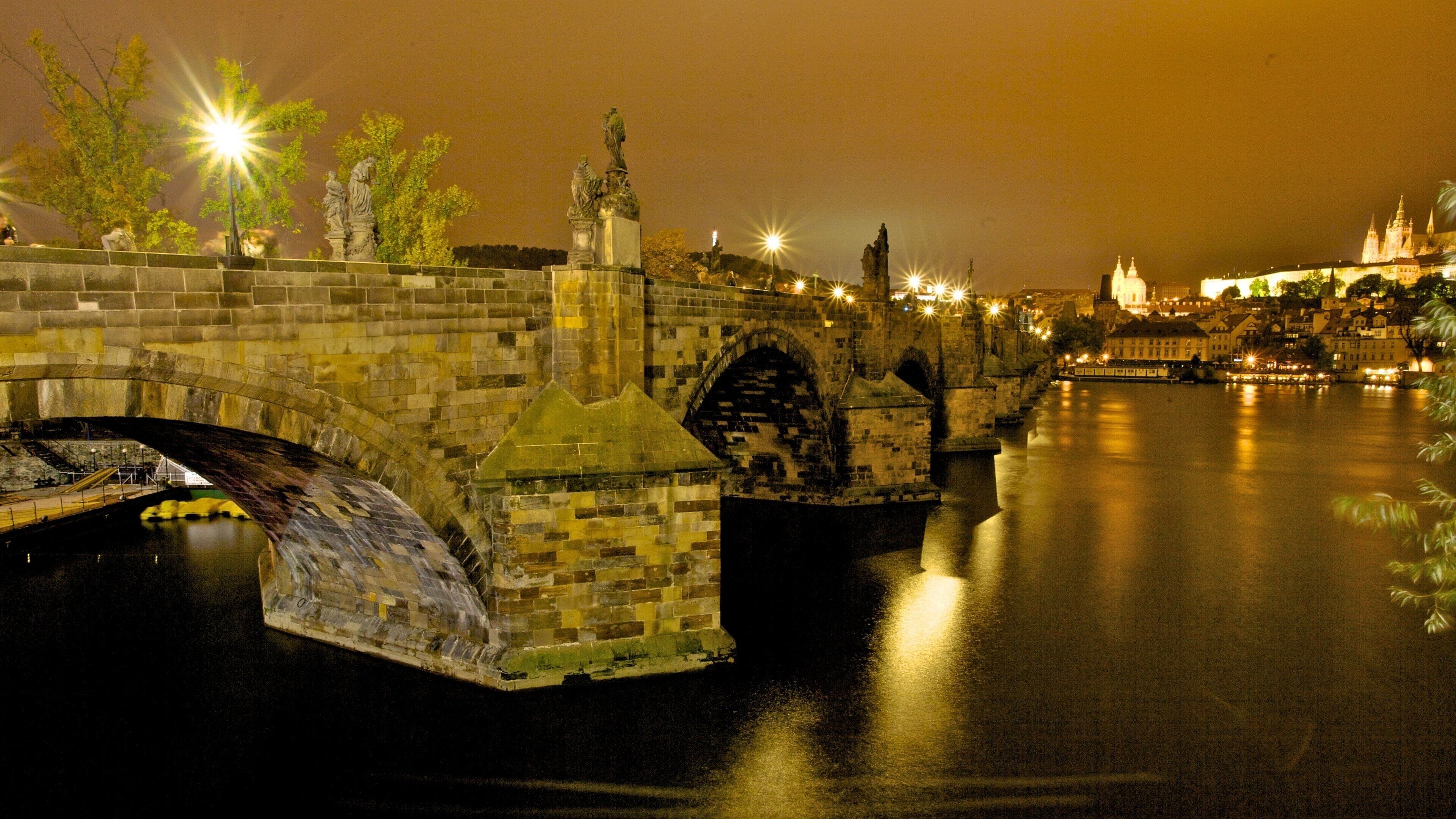 República Checa que incluye un puente, patrimonio de arquitectura y un río o arroyo