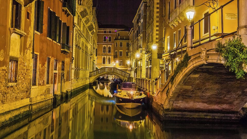 Rio e Bacino Orseolo, Rio dei Fuseri (right) Ponte Tron o de la Piavola on Rio Orseolo looking towards Bacino Orseolo a Venezia.