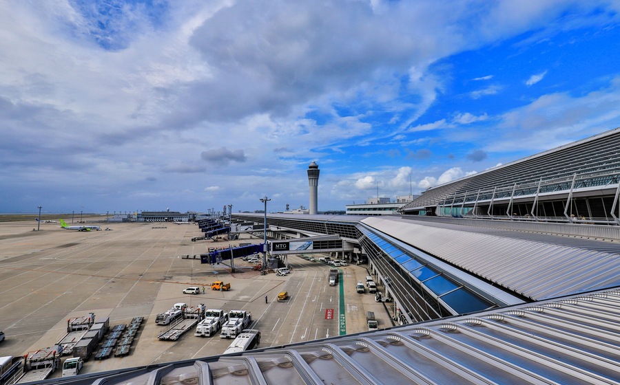 It's time to go home and the last thing to do is to take photo at the airport.