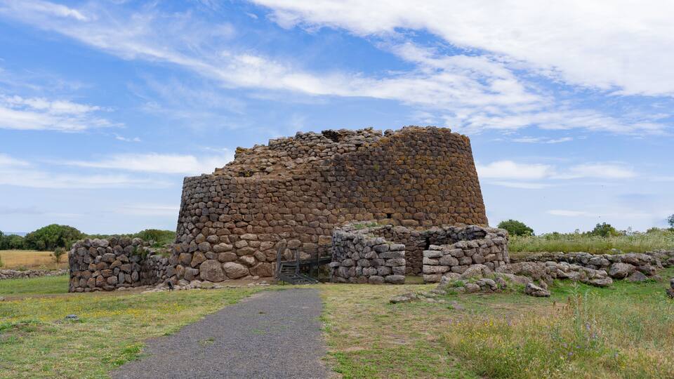 nuraghe losa with enough details of the site and the nuragic complex