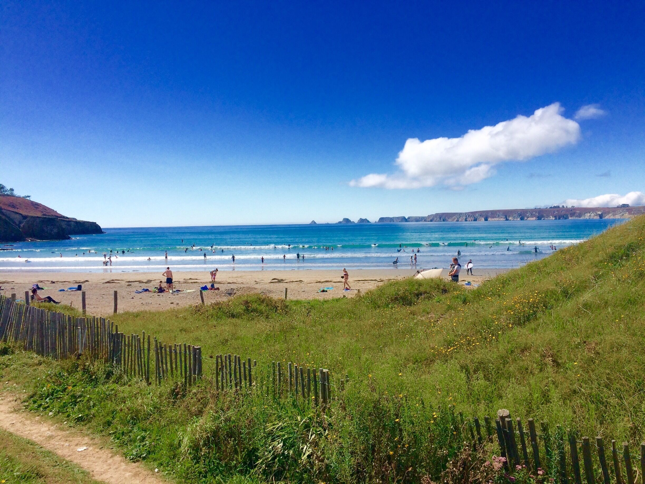 Nice spot for surfing - good for beginners. The Presqu'Ile de Crozon has many beautiful beaches and high cliffs. You can walk around the whole peninsula on a lovely path with stunning views. There are also many quiet tracks perfect for cycling. 