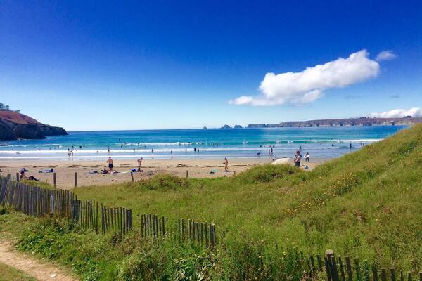 Nice spot for surfing - good for beginners. The Presqu'Ile de Crozon has many beautiful beaches and high cliffs. You can walk around the whole peninsula on a lovely path with stunning views. There are also many quiet tracks perfect for cycling.