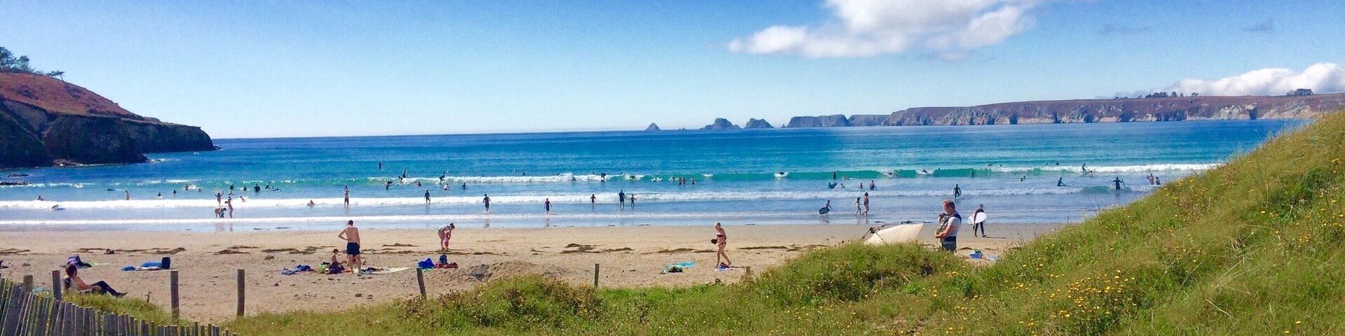 Nice spot for surfing - good for beginners. The Presqu'Ile de Crozon has many beautiful beaches and high cliffs. You can walk around the whole peninsula on a lovely path with stunning views. There are also many quiet tracks perfect for cycling.