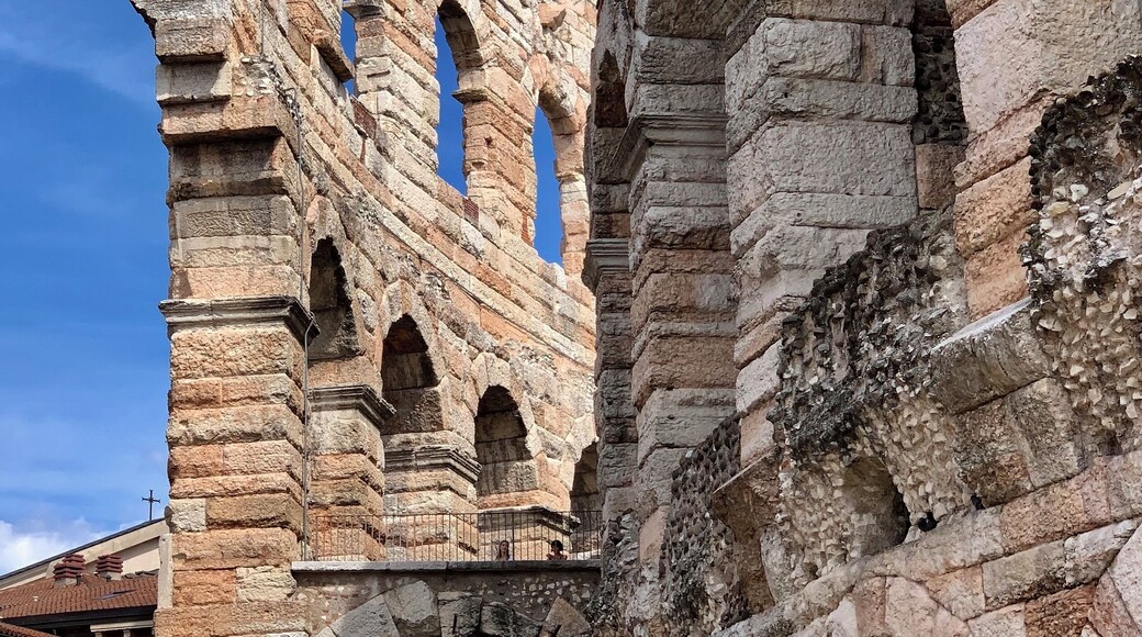 #Verona #arena #Italy #History
The Arena and Juliet's house are the biggest attractions in Verona. The arena of Verona is the third largest arena in Italy and also the best preserved. It is believed to have been built in the second half of the 1st century. Since its inception and up to the present day it has been constantly used for various purposes: Gladiator fights, burning of heretics in the Middle Ages, housing of prostitutes and, more recently, it has been the scene of major theater, opera, rock concerts and shows by famous singers.
A Arena e a casa de Julieta são as maiores atrações de Verona. A arena de Verona é a terceira maior arena da Itália e também a mais bem conservada. Acredita-se que tenha sido construída na segunda metade do século I. Desde a sua construção e até aos dias de hoje tem sido utilizada constantemente servindo a diversos propósitos: Lutas de Gladiadores, queima de hereges na idade Média, habitação de prostitutas e, mais recentemente, palco de grandes espetáculos de teatro, ópera, concertos de rock e shows de cantores famosos.