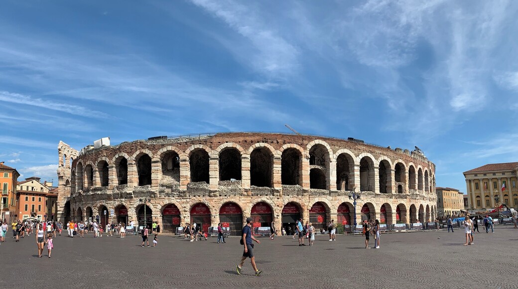 #Verona #arena #Italy #History
The Arena and Juliet's house are the biggest attractions in Verona. The arena of Verona is the third largest arena in Italy and also the best preserved. It is believed to have been built in the second half of the 1st century. Since its inception and up to the present day it has been constantly used for various purposes: Gladiator fights, burning of heretics in the Middle Ages, housing of prostitutes and, more recently, it has been the scene of major theater, opera, rock concerts and shows by famous singers.
A Arena e a casa de Julieta são as maiores atrações de Verona. A arena de Verona é a terceira maior arena da Itália e também a mais bem conservada. Acredita-se que tenha sido construída na segunda metade do século I. Desde a sua construção e até aos dias de hoje tem sido utilizada constantemente servindo a diversos propósitos: Lutas de Gladiadores, queima de hereges na idade Média, habitação de prostitutas e, mais recentemente, palco de grandes espetáculos de teatro, ópera, concertos de rock e shows de cantores famosos.