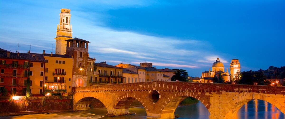 Verona welches beinhaltet historische Architektur, Stadt und bei Nacht