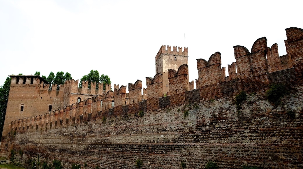On the banks of the Adige, Castelvecchio was built by the Scaligeri in 1354-55, an impressive defensive fortress certain to remind any rivals of the power of the della Scala family. Crossing the river is the beautiful castellated Ponte Scaligero, a 14th-century bridge that's traffic free and a favorite stroll for local families. The castle's main tower and ramparts afford views of the bridge, the city, and surrounding hills. The castle interior has been brilliantly restored and transformed into bright exhibit space by architect Carlo Scarpa, without sacrificing the integrity or history of the castle. The collections of the Civico Museo d'Arte are shown here, featuring Veronese sculpture, applied art, and paintings, with works by Bellini, Rubens, Montagna, Guardi, Tiepolo, Tintoretto, Pisano, and artists of the 15th- and 16th-century Veronese school. A few steps up Corso Cavour is the Arco dei Gavi, a first-century stone arched gate that spanned a Roman road; look for the grooves worn by chariot wheels in the stone below the arch.