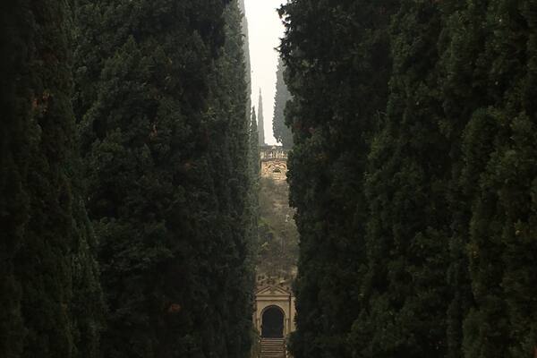 Cloudy autumn Sunday at Giardino Giusti in Verona, quite near the city center! I didnât enter the garden since you have to pay an 8⏠ticket and it looked like it was about to rain đ #lifeatexpedia #wewhotravel