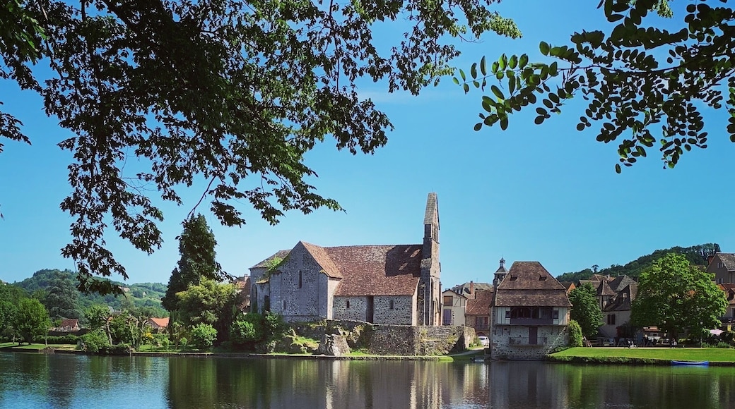 Very calming and soothing kinda salon I stumbled upon. The ambience of the salon is similar to a spa/massage place. The greens, brown wood and white walls are a great combo when decorating a place. Made the customers feeling relax while getting haircut.