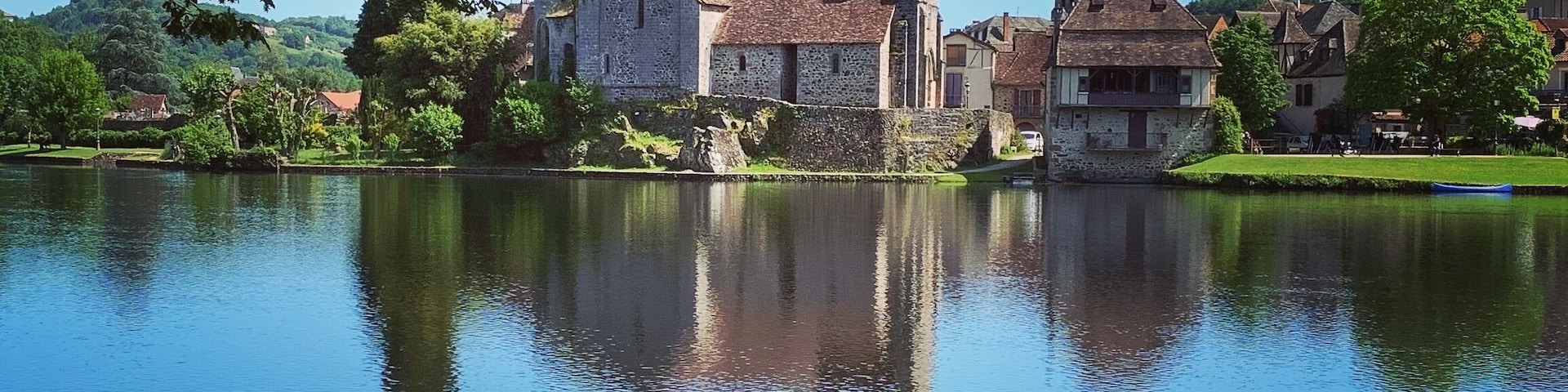 Very calming and soothing kinda salon I stumbled upon. The ambience of the salon is similar to a spa/massage place. The greens, brown wood and white walls are a great combo when decorating a place. Made the customers feeling relax while getting haircut.