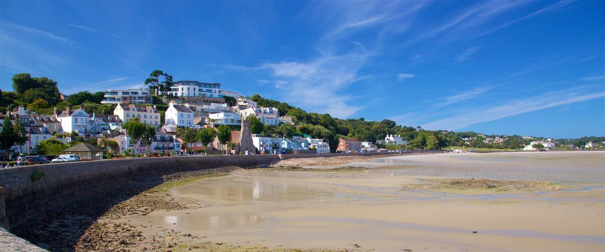 Saint Aubin ofreciendo vistas generales de la costa y una ciudad costera