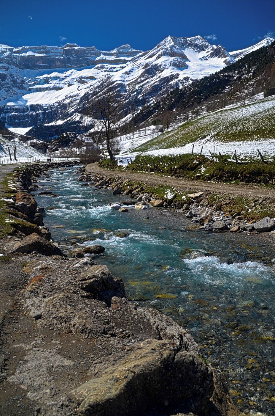 This is the walk you have to do to reach the Cirque which is in the left distance.