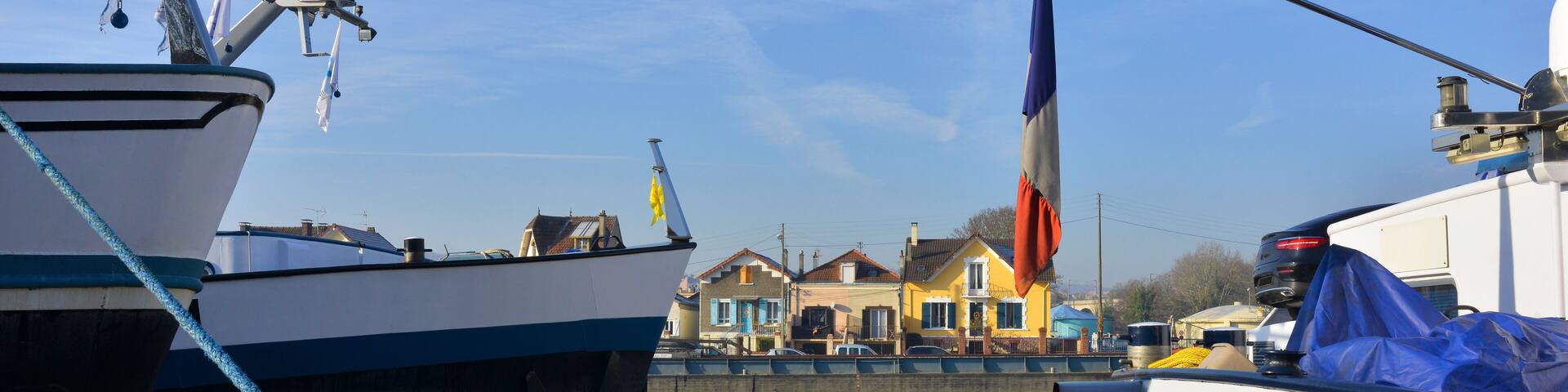 Panoramique reflets sur l'Oise entre les péniches de Conflans-Sainte-Honorine (78700), Yvelines en Île-de-France, France