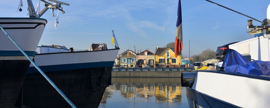 Panoramique reflets sur l'Oise entre les péniches de Conflans-Sainte-Honorine (78700), Yvelines en Île-de-France, France
