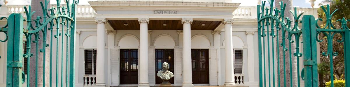 A white building with columns and a sign reading "Musee Leon Dierx".
