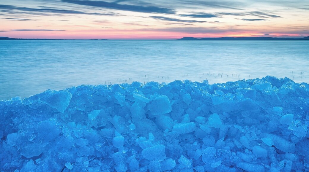 #bvsblue
As spring approaches the ice starts melting and sometimes the strong north winds build up piles of ice around the piers. It's a less known phenomenon.