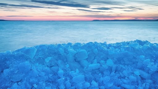 #bvsblue
As spring approaches the ice starts melting and sometimes the strong north winds build up piles of ice around the piers. It's a less known phenomenon.