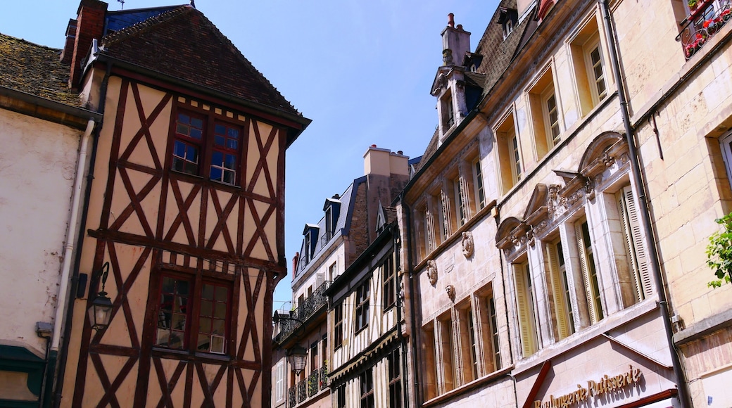 Maison historique à pan de bois typique de Dijon en Côte-d’or France Europe