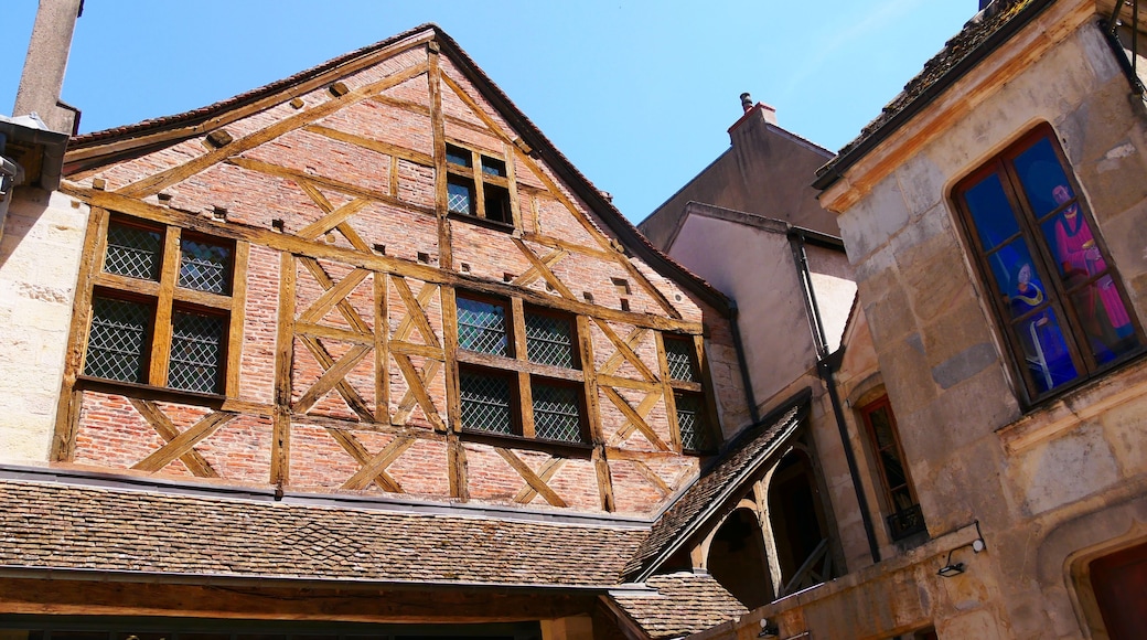 Maison historique à pan de bois typique de Dijon en Côte-d’or France Europe