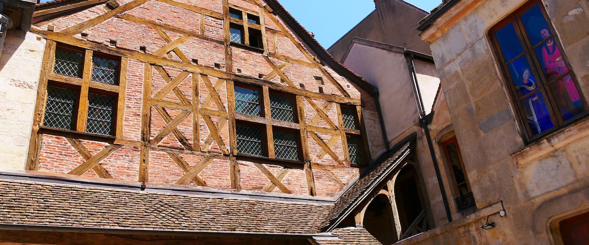 Maison historique à pan de bois typique de Dijon en Côte-d’or France Europe