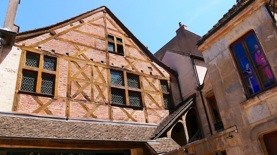 Maison historique à pan de bois typique de Dijon en Côte-d’or France Europe