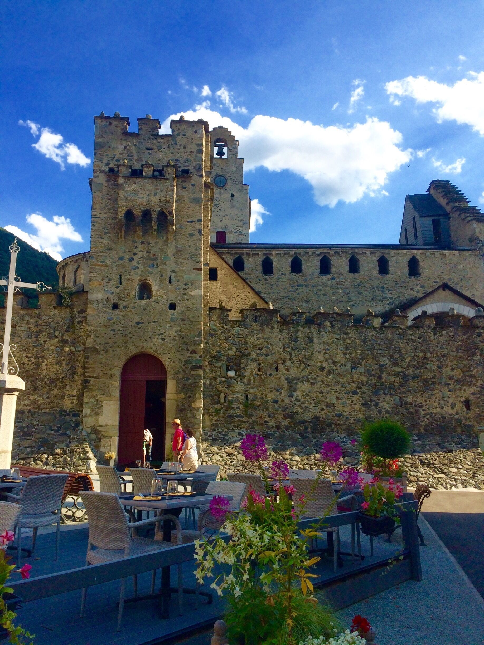 Centre of the village. Eglise des Templiers. 