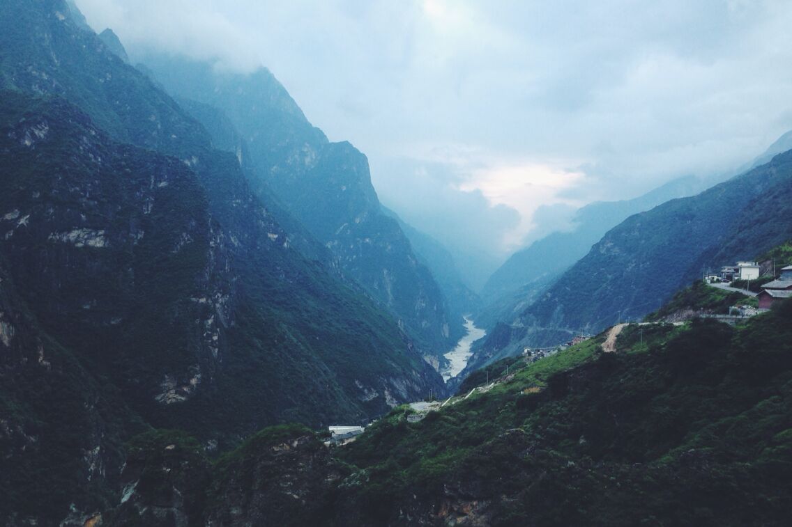 #troveon When you've walked the Tiger Leaping Gorge (the upper trail. Don't take the lower paved tourist walkway, duh!) you've deserved a nice place to eat and sleep. Don't sleep in Tina's Guesthouse where you can arrange your bus back, but walk 5 min further across the bridge. You'll find a lovely guesthouse on the right where this will be the view from your room. Haggle the price down and eat cheaper (same menu) across the road.

#TigerLeapingGorge #ShangriLa #China #hiking