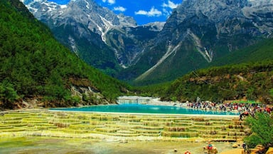 Terrazas de arrozales, un lago turquesa y montañas nevadas.