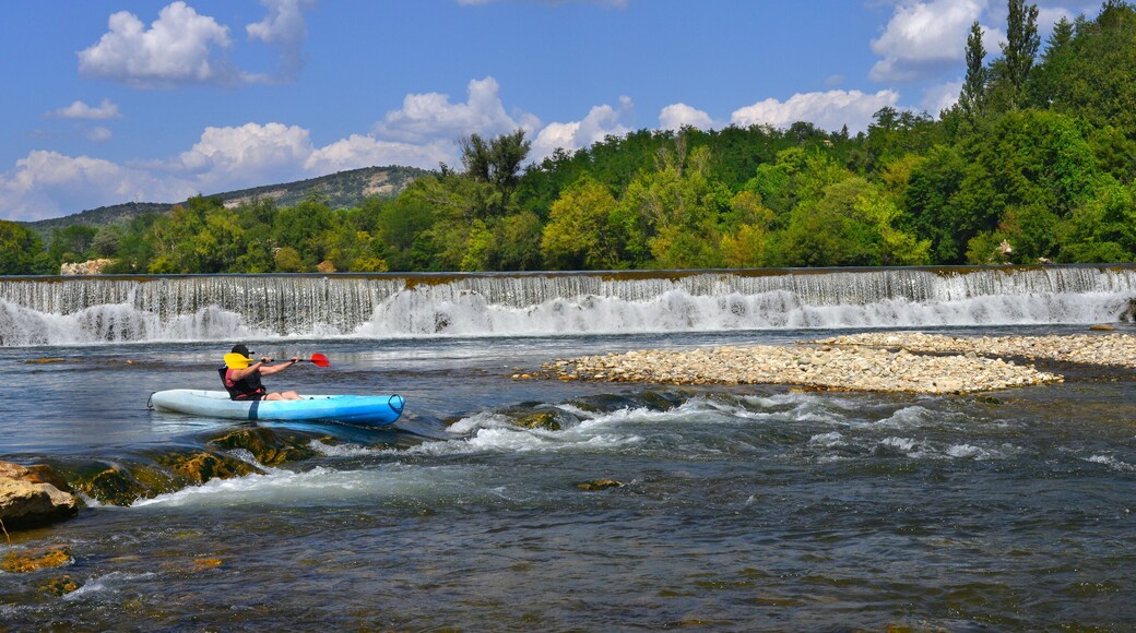 Panoramique un canoë bleu aux chutes sur l'Ardèche entre Salavas (07150) et Vallon-Pont-d'Arc (07150), département de l'Ardèche en région Auvergne-Rhône-Alpes, France